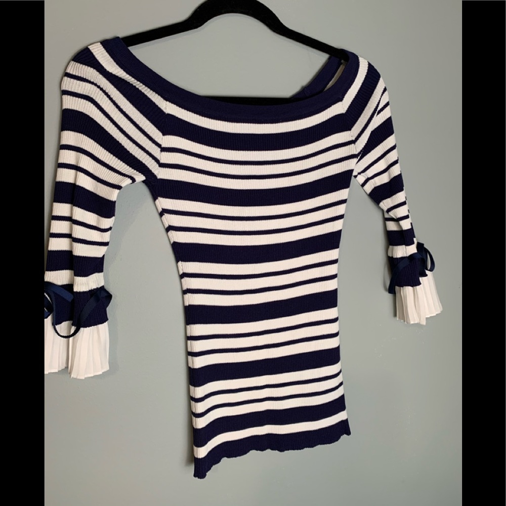 Reverse Light sweater with cute bow details